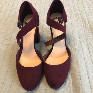 Like new burgundy closed-toe pumps